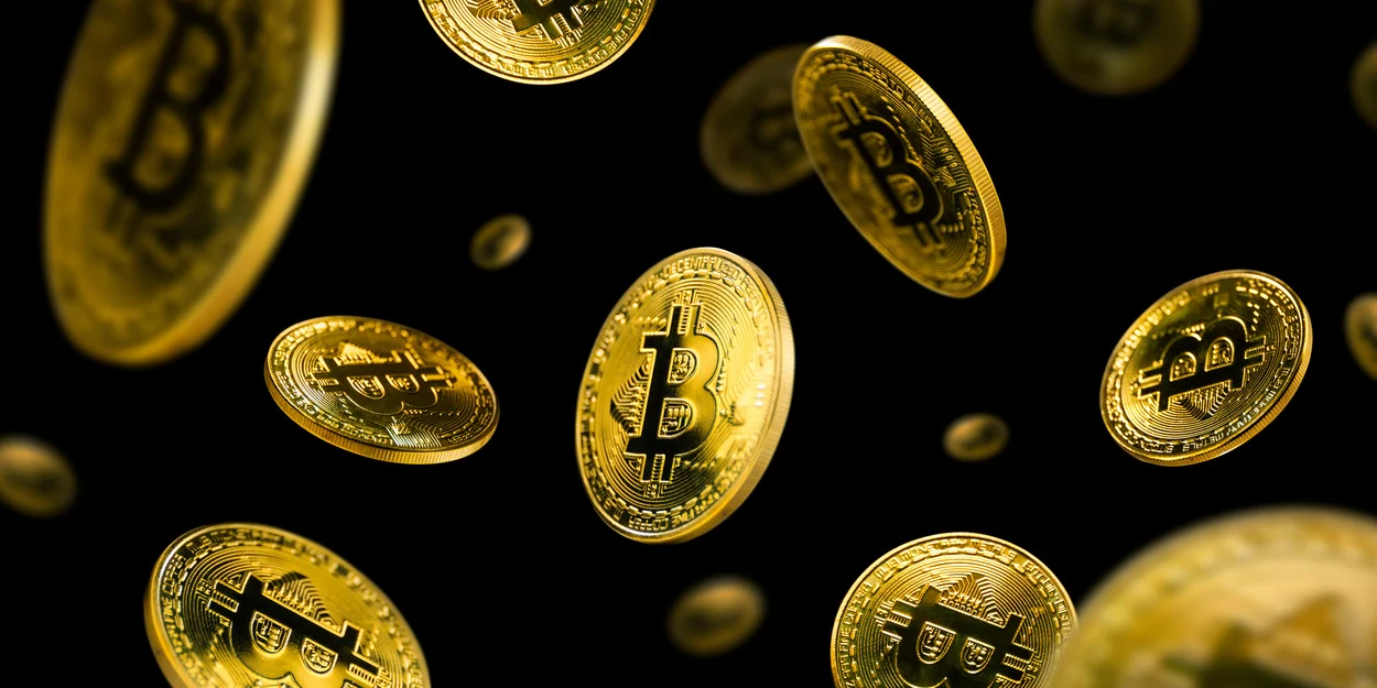 Kilka kryptowalut rozsypanych na czernym tle